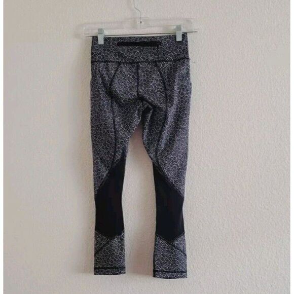 Lululemon Pace Rival Crop Freckle Flower Black White Leggings Size 2 - Picture 5 of 16